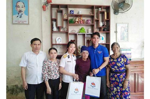 Thăm tặng quà gia đình chính sách, người có công, Mẹ Việt Nam Anh hùng