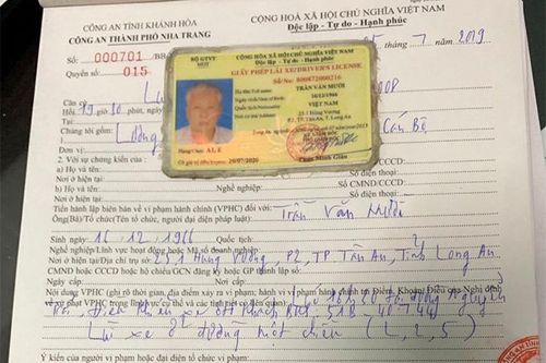 Tạm giữ giấy phép lái xe tài xế điều khiển xe khách đi lùi trên đường Nguyễn Trãi