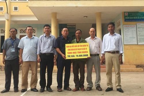 Phó Chủ tịch HĐND tỉnh Quảng Trị Nguyễn Đức Dũng tặng quà cho các gia đình chính sách