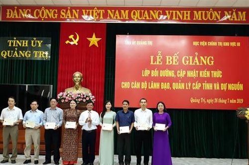 Bế giảng lớp Bồi dưỡng, cập nhật kiến thức cho cán bộ lãnh đạo, quản lí cấp tỉnh và dự nguồn