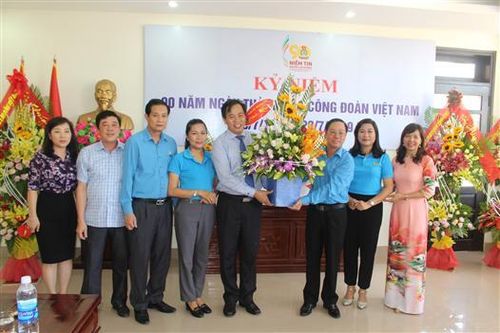 Phó Bí thư Thường trực Tỉnh ủy Quảng Trị Nguyễn Đăng Quang thăm và chúc mừng Liên đoàn Lao động tỉnh