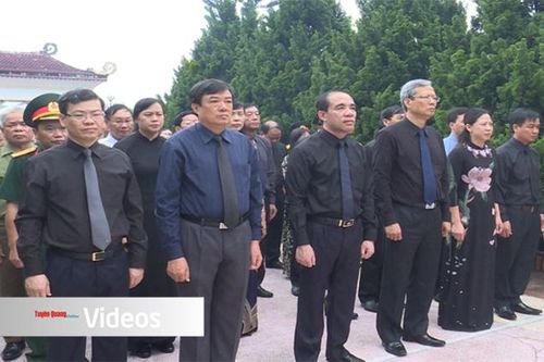 Đoàn đại biểu của tỉnh dâng hương tưởng nhớ Chủ tịch Hồ Chí Minh và viếng các Anh hùng liệt sỹ