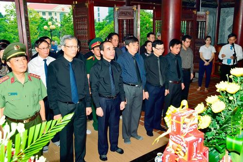 Đoàn đại biểu của tỉnh dâng hương tưởng nhớ Chủ tịch Hồ Chí Minh và viếng các Anh hùng liệt sỹ
