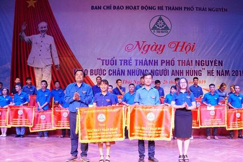 Tuổi trẻ theo bước chân những người anh hùng