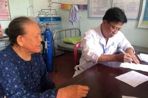 Y tế - Sức khỏe Y tế - Sức khỏe Khám cấp thuốc miễn phí cho gần 200 bệnh nhân nghèo, gia đình chính sách
