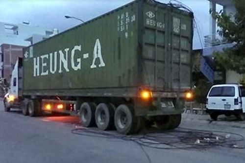 Cả khu phố mất điện vì xe container gặp tai nạn