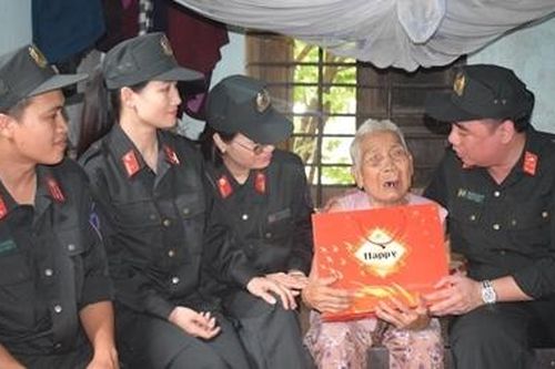Tuổi trẻ Bộ Tư lệnh CSCĐ 'thắp lửa truyền thống' tại Thừa Thiên Huế