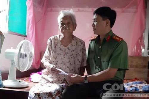 Báo Công an TP.HCM thăm, tặng quà các mẹ Việt Nam Anh hùng