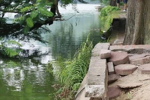 Bờ Hồ bị sạt lở nghiêm trọng: Quận Hoàn Kiếm sẽ triển khai thi công bờ kè cuối năm 2019