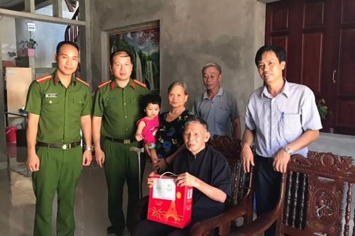 Đồn Công an thị trấn Quang Minh tặng quà thương binh, thân nhân liệt sỹ
