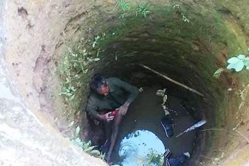 Cứu sống người đàn ông trượt chân rơi xuống giếng hoang