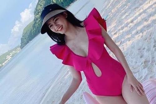 Á hậu Thanh Tú diện áo tắm khoe eo thon sau một tháng sinh con