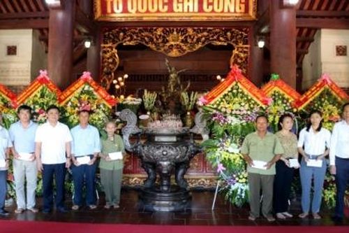 Báo Nhân Dân tặng quà thân nhân các liệt sĩ TNXP hy sinh ở Truông Bồn