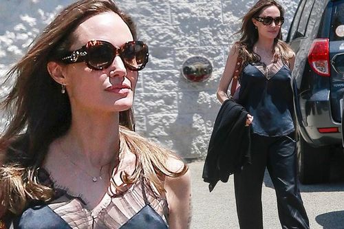 Angelina Jolie lại 'thả rông' vòng 1 trên phố