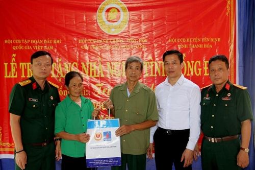 Hội CCB Tập đoàn trao 2 nhà 'Nghĩa tình đồng đội' tại Thanh Hóa