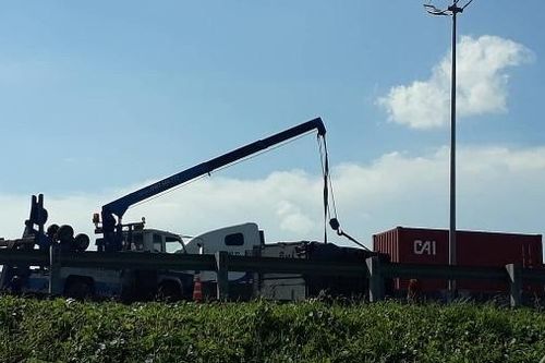 Lật xe tải gây ùn tắc kéo dài trên cao tốc TP HCM - Trung Lương