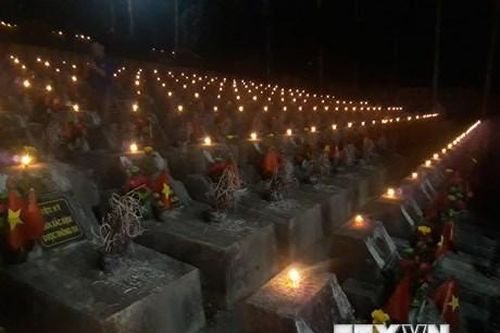 Những ngọn nến tri ân tại Nghĩa trang Liệt sỹ Quốc gia Vị Xuyên