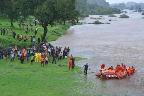 Ấn Độ huy động trực thăng giải cứu 700 người mắc kẹt trong mưa lũ