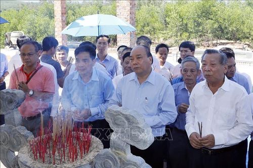 Thủ tướng Nguyễn Xuân Phúc dâng hương tri ân các Anh hùng liệt sỹ tại tỉnh Quảng Nam