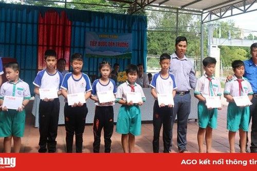 Thăm gia đình chính sách và tặng quà cho học sinh nghèo