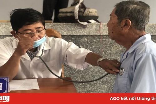 Trên 400 người nghèo, trẻ em huyện Phú Tân được khám bệnh, cắt tóc miễn phí