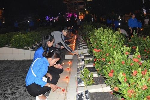 Thắp nến tri ân các anh hùng liệt sĩ