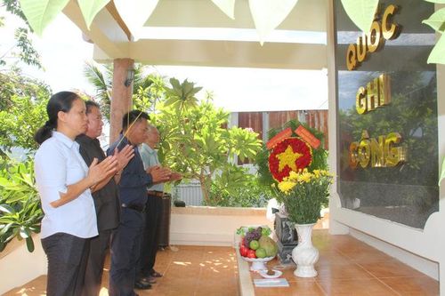 Tổ chức lễ dâng hương tri ân các anh hùng, liệt sĩ tại Khu căn cứ cách mạng Đồng Bò