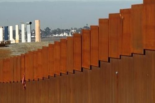Ông Trump nhận thêm tiền cho bức tường biên giới với Mexico