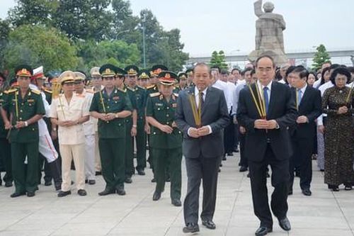 Lãnh đạo TP.HCM dâng hoa, dâng hương tưởng niệm các anh hùng, liệt sĩ