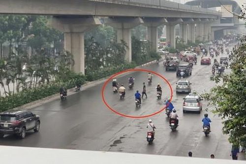 Sau hàng loạt vụ tai nạn do liều mình qua đường: Những hình ảnh này cho thấy người dân Thủ đô vẫn thờ ơ cầu bộ hành?