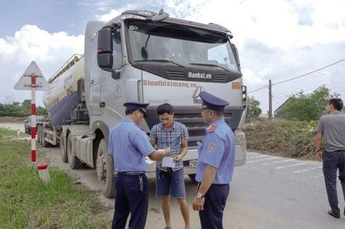 Hà Nội ra quân xử lý xe quá tải trên tuyến đê Hữu Hồng