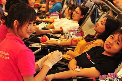 Muôn vẻ tâm trạng của các cô gái khi tham gia hiến máu