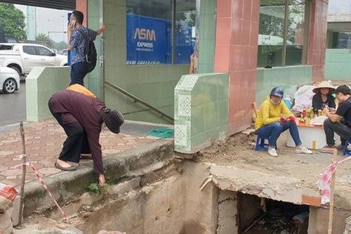 Vì sao người Hà Nội thờ ơ với cầu và hầm bộ hành?