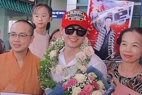 Quán quân Giọng hát Việt 2019 được người thân chào đón khi về quê