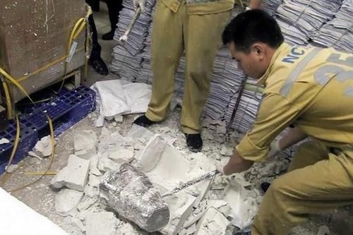 Bí mật bên trong 14 kiện hàng chứa đầy thạch cao tại sân bay Nội Bài