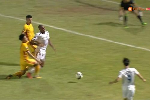 VIDEO Thanh Hóa vs HAGL: Trọng tài liên tiếp từ chối 11m