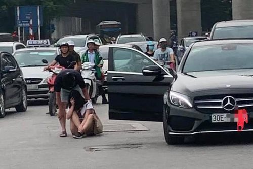 Ngồi giữa đường giờ tan tầm, cô gái mặc đồng phục khiến người đi đường 'nóng mắt'