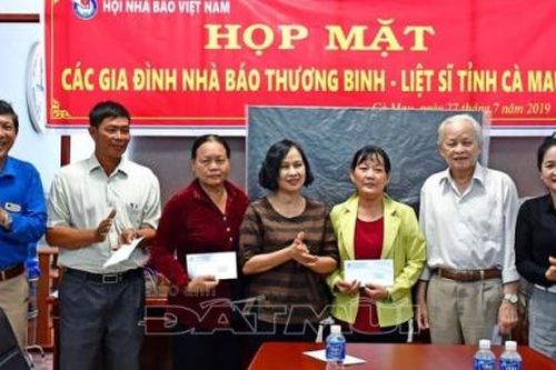 Hội Nhà báo Việt Nam tri ân gia đình các nhà báo anh hùng, liệt sĩ, thương binh tại Cà Mau