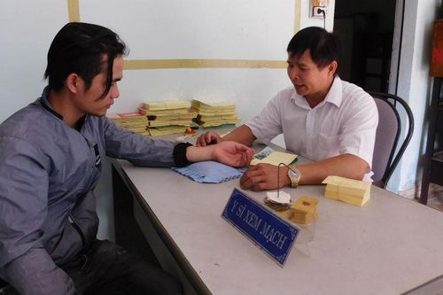 Những lương y chữa bệnh bằng tâm giữa lòng phố biển