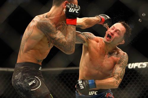 Max Holloway hạ 'lão tướng', bảo vệ thành công đai vô địch UFC