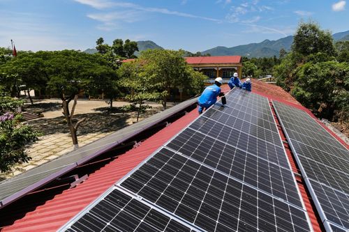 Giá lắp điện mặt trời mái nhà ngày càng giảm