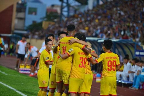 Nam Định thắng SLNA, Đà Nẵng mở hội tại Hòa Xuân