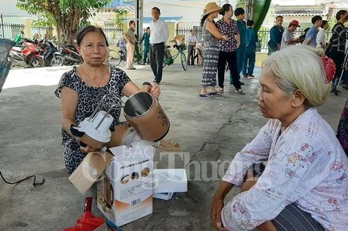Hàng hóa không đảm bảo chất lượng nhưng phường vẫn vận động người dân nên chấp nhận