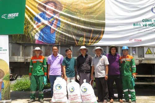 Nông dân xã Láng Biển ra quân thu gom bao bì thuốc bảo vệ thực vật