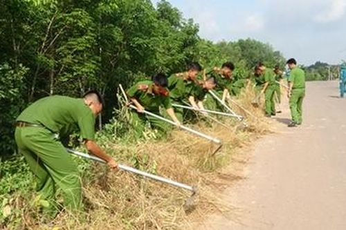 Hơn 120 cán bộ, chiến sỹ tham gia làm đường, sửa chữa nhà cho người dân
