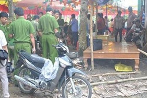 Can ngăn chồng cãi vã ở đám cưới, vợ bị đâm tử vong