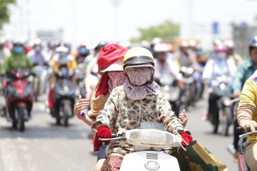 Hà Nội tiếp tục nắng nóng gay gắt trên 35 độ C, chiều tối có mưa rào và dông