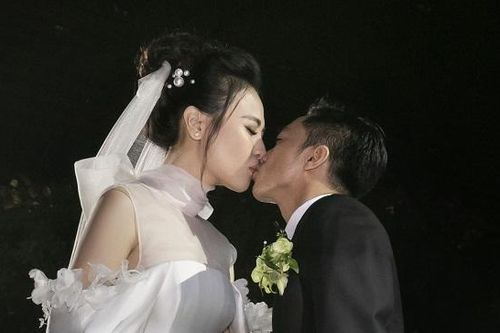 Đàm Thu Trang thay 3 bộ váy, tình tứ hôn Cường Đô la trong lễ cưới