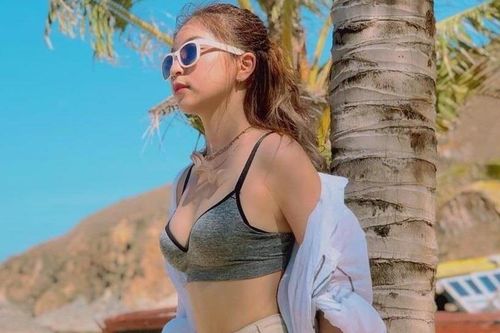 Bạn gái Quang Hải, Duy Mạnh khoe ảnh du lịch: 'Bánh bèo', sexy đủ cả