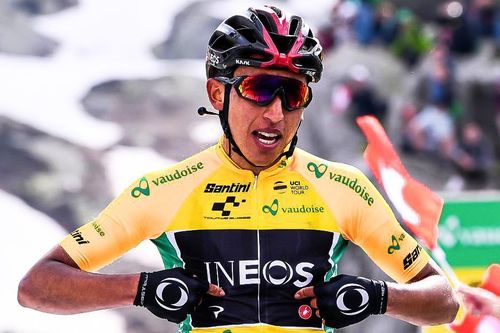 Khoảnh khắc đăng quang của tay đua trẻ nhất Tour de France sau 110 năm